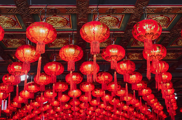 春节期间，中国庙宇里的中国灯笼 