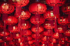 中国元宵节的灯笼。 色彩斑斓的红色托盘
