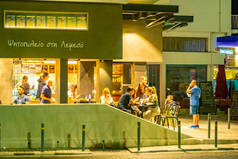 8.塞浦路斯岛。 晚上在利马索尔。 在利马索尔大街上的露天天空下吃饭。 人们坐在咖啡馆的桌旁。 2019年5月21日