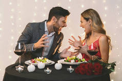 在饭店里的浪漫晚餐上，夫妻俩吵架得很厉害