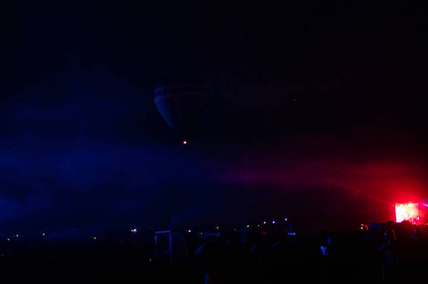 热气球在壮观的卡帕多西亚上空盘旋，在夜空中<strong>闪烁</strong>着银河般的光芒和夜晚的<strong>星星</strong>  