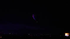 热气球在壮观的卡帕多西亚上空盘旋，在夜空中闪烁着银河般的光芒和夜晚的星星  