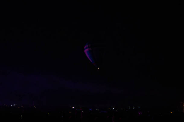 热气球在壮观的卡帕多西亚上空盘旋，在夜空中<strong>闪烁</strong>着银河般的光芒和夜晚的<strong>星星</strong>  