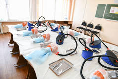 气管切开术的教室。做气管切开术练习。气管切开术培训班。儿童和外科医生.
