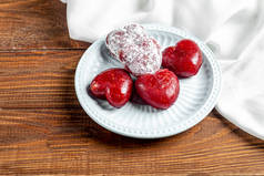 母亲节、母亲节、情人节或生日。用覆盆子、草莓、苹果酱制成的果冻心放在薄薄的盘子里.