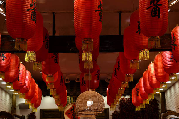 农历新年灯笼,一排排传统的中国红纸灯笼.东方装饰天花板与柳条<strong>灯罩</strong>.