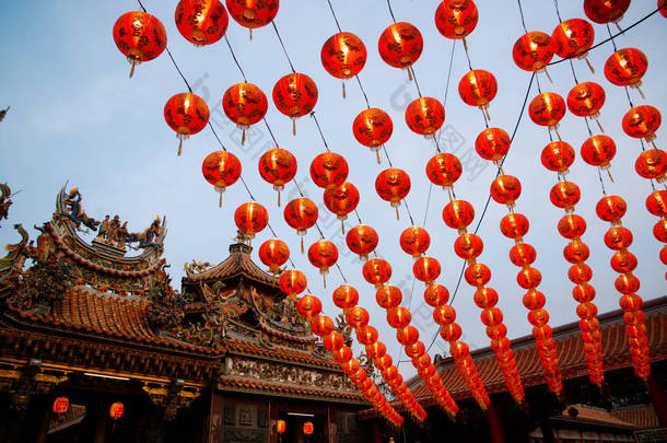 元宵节期间，在泰国的一座神龛里，中国神龛前挂着一盏灯.