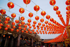 元宵节期间，在泰国的一座神龛里，中国神龛前挂着一盏灯.