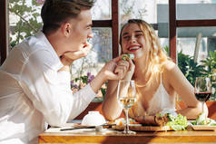 4.在现代饭店里，年轻人用平底锅给自己漂亮的女朋友做好吃的
