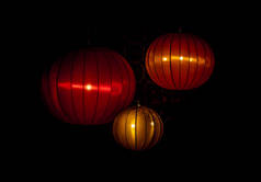 中国灯笼和灯泡在黑暗的背景.内部的亚洲装饰.