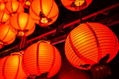 中国农历新年的夜晚，红灯笼挂起