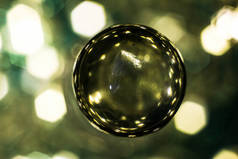 玻璃球的宏观摄影，玻璃球内部有灯，外部有锁