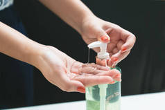 手部使用洗手手部清洁剂凝胶泵分配器.