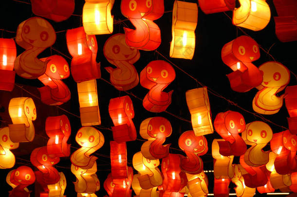 中国<strong>四川省</strong>成都。享受五侯庙灯节.当地居民头顶着五彩缤纷的中国灯笼走过公园，庆祝中国的新年.