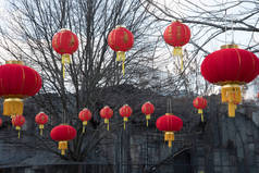 冬季公园的树上挂着红色的中国灯笼。多汁的颜色.