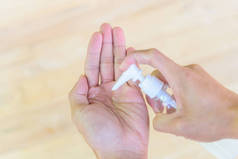 使用清洁剂凝胶洗手，以保护健康不受疾病侵害