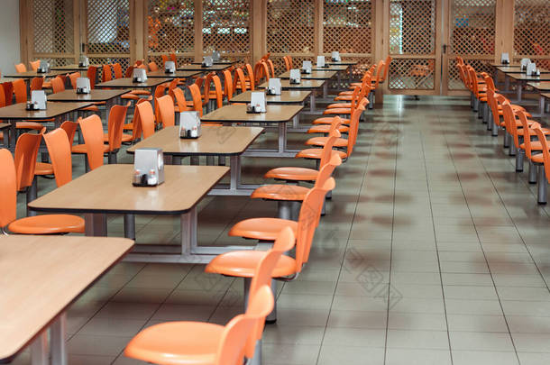 食堂或食堂的内部。学校餐厅。<strong>有</strong>椅子和桌子的工厂餐厅，<strong>没有</strong>人。现代自助餐厅内部。现代学校干净的食堂。饭厅.