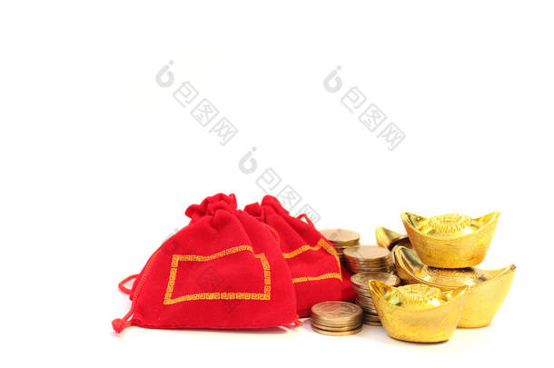 中国古代金锭、金币、白色背景的中国幸运红包、中国新年装饰品