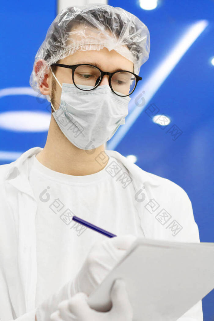 医生开了一个处方私家诊所的医生绕过病人图片-包图网企业站