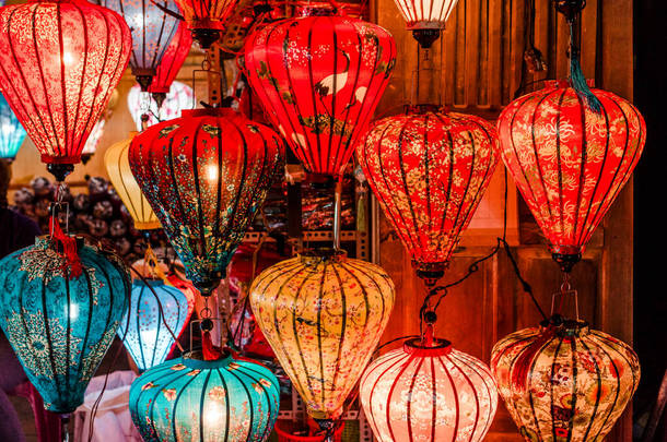 传统五彩缤纷的灯笼在<strong>惠</strong>安古城的旧街上散发出光芒- -联合国教科文组织世界遗产。2019年的越南.