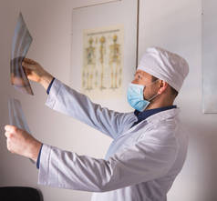 医生，肺部X光透视，荧光透视，在白色背景下分离的伦琴。保健人员、医药概念.