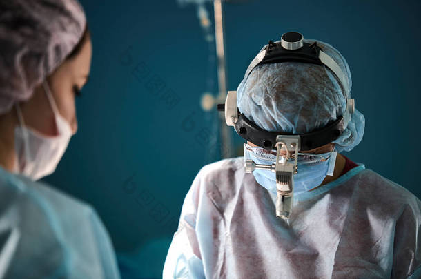 一组外科医生在手术室里拍了一张<strong>紧急</strong>和严重事故的照片，在一次事故中向人们做了一次<strong>紧急</strong>手术。拯救生命，现代医疗a.