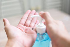 使用酒精凝胶或抗菌肥皂清洁剂洗手的妇女/使用抗菌清洁剂擦拭清洁剂洗手的人Covid-19珊瑚概念的洗手清洁剂