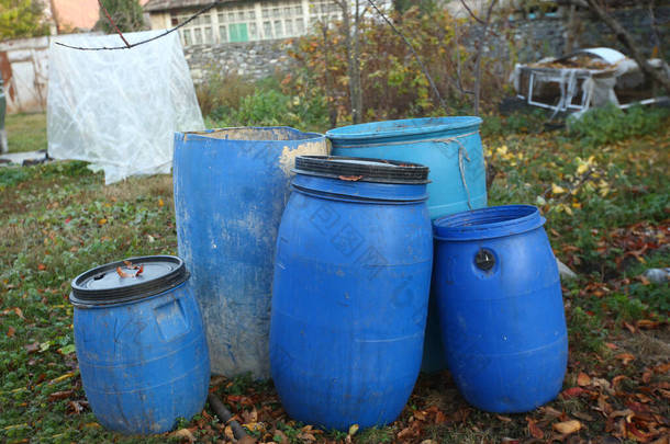 采购产品化工厂,塑料储存<strong>桶</strong>,大蓝色的<strong>桶</strong>.用于储存化学品的蓝色塑料<strong>桶</strong>.贮存水和其他液体的旧蓝色塑料<strong>桶</strong>库存.