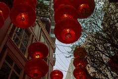 很多中国的红色灯笼 