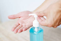 用酒精凝胶或抗菌肥皂清洁剂洗手的妇女/使用抗菌清洁剂的人擦干净手凝胶Covid-19概念的卫生预防