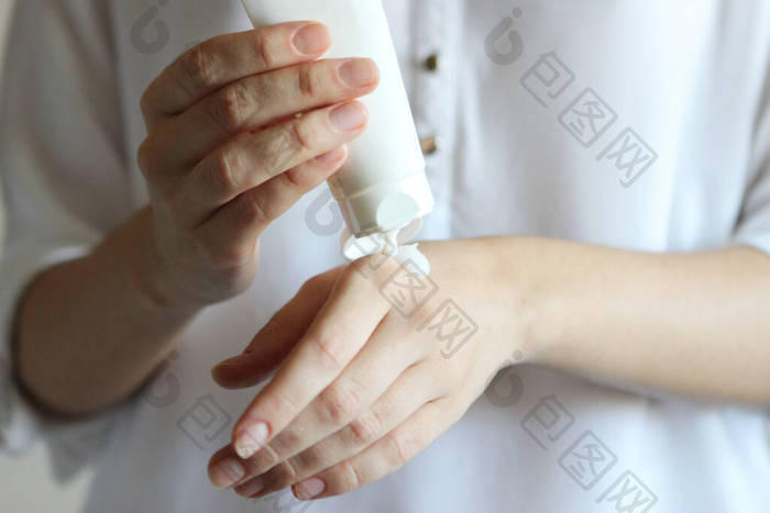 女孩使用护手霜皮肤护理皮肤水化图片-包图网企业站