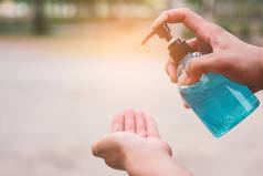 用清洁剂酒精凝胶洗手擦拭清洁手部卫生预防考拉韦或眼镜蛇-19爆发.