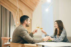 现代情侣在咖啡店享受约会的同时，轻拍香槟酒杯边景肖像画，复制空间