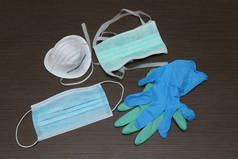木制桌子上的防护外科口罩和橡胶手套