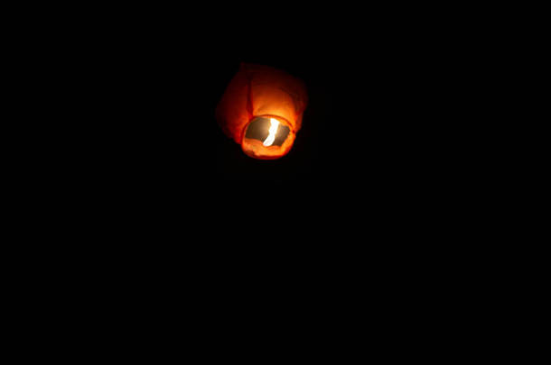 一张红天灯笼的照片,上面的火光清晰地升向天空.这通常是在像Diwali 、 Makar sankranti这样的特殊<strong>场合</strong>发生的。