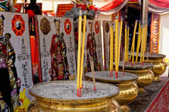 中国神龛位于Wat Phanan Choeng, Thailand, UNESCO World Heritage Site, Southeast Asia, Asia - 21st January 2