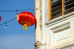 乔治敦的传统房子里挂着一个红色的中国新年.