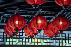 在越南丹阳大街上，中国的新年红灯笼被关上了