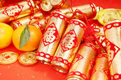 中国新年装饰品--金锭、爆竹、橙子、金币、书法翻译：新年吉祥 