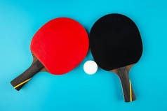 网球拍和蓝色背景的乒乓球
