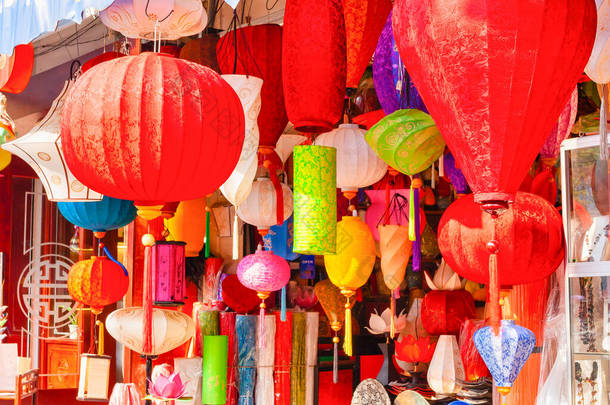 在越南海安街头市场的一家商<strong>店</strong>里出售色彩艳丽的<strong>丝绸</strong>灯笼。它们都是手绘的，有花卉、鸟类和房屋的图案.