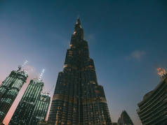 迪拜未来式的摩天大楼，夜间高楼，最低视图，阿联酋