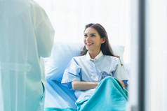 快乐的病人妇女在医院的病房里讨论一些保健问题，保健的概念.
