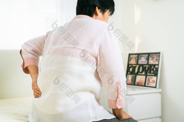 老年妇女在家里<strong>背痛</strong>，老年人的健康问题