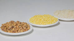 白底盘上的一组彩色食物米粒荞麦