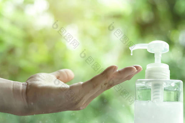 女用手使用<strong>手部清洁剂</strong>凝胶泵撒布器，以保护自己不受宝石的侵害.