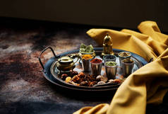 桌上摆满了色彩艳丽的印度香料和调味品