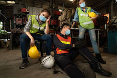 戴口罩的工厂工人可以避免2019年或COVID-19的爆发。保护行动和检疫的概念，以阻止2019年或COVID-19的传播.