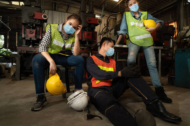 戴口罩的工厂工人可以避免<strong>2019年</strong>或COVID-19的爆发。保护行动和检疫的概念，以阻止<strong>2019年</strong>或COVID-19的传播.