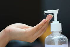 在医疗保健概念中，当人们为了保护自己不受细菌和白种人感染而伸出手来的时候，用酒精凝胶瓶洗手.